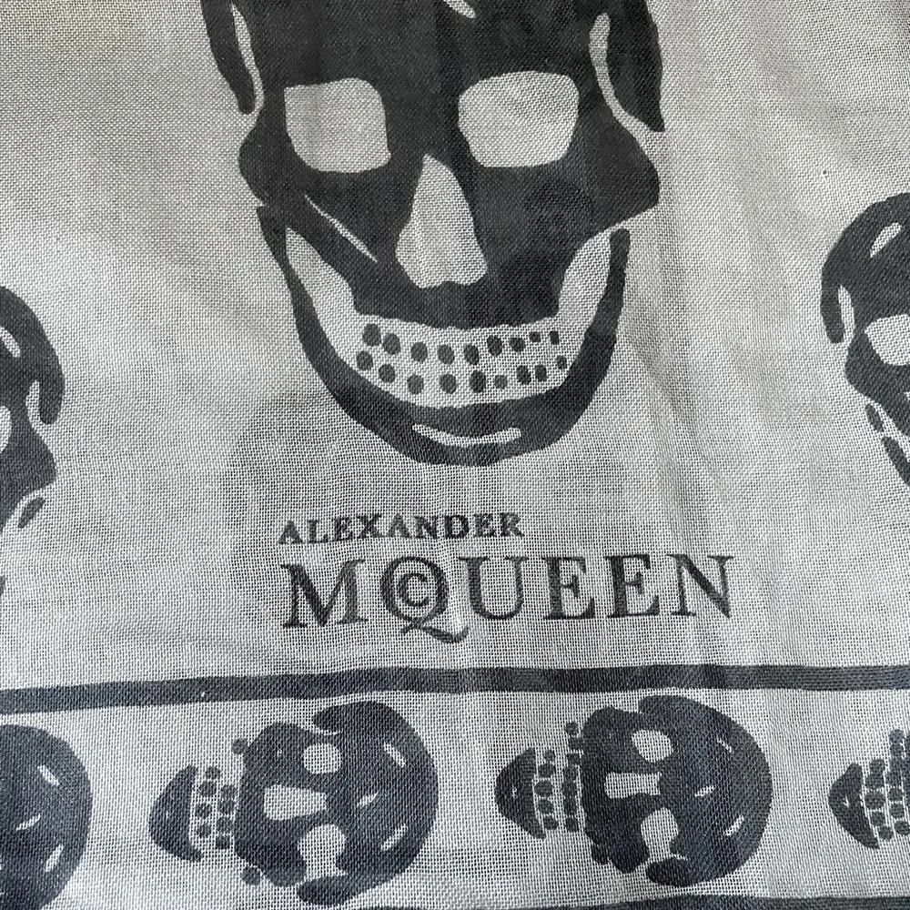 Alexander Mcqueen Skull Scarf - Picture 8 of 8